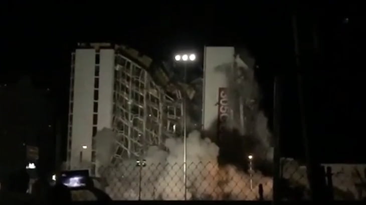 ホテルの爆破解体失敗映像 in ラスベガス。