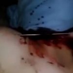 【閲覧注意】刑務所内の暴動により、受刑者が首をナイフでスライスされてしまうグロ動画･･･。