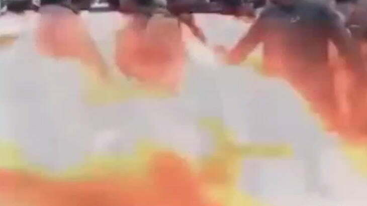 【衝撃映像】デモ隊の列に紛れ込んだ自爆テロ犯が爆発する瞬間。