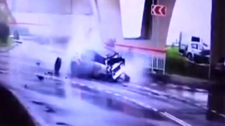【衝撃映像】車が高架下に落下 → これは死んだかな･･･ → 歩けるくらい無事。