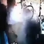 【衝撃映像】何かの破片がバスのフロントガラスを突き破り、ドライバーに直撃。