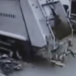 【衝撃映像】トラックの横を通過しようとしたバイカーさん、転倒して頭を踏み潰されて死亡･･･。