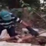【衝撃映像】ミイラ化した遺体を “バキバキと折り曲げて” 墓に投げ入れる業者。