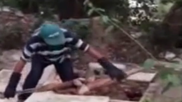 【衝撃映像】ミイラ化した遺体を “バキバキと折り曲げて” 墓に投げ入れる業者。