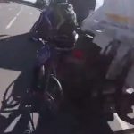 【衝撃映像】高速道路の真ん中を自転車で走っていた男、後続車に轢かれてしまう。