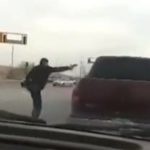 【衝撃?像】メキシコの殺し屋、渋滞中に車から降りてターゲットを撃ち殺してしまう･･･。