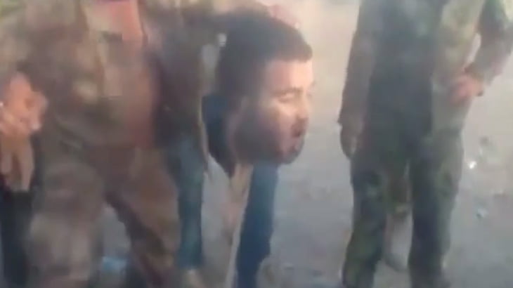 【閲覧注意】イラクの兵士、テロリストの首を切断してポールに突き刺してしまう･･･。