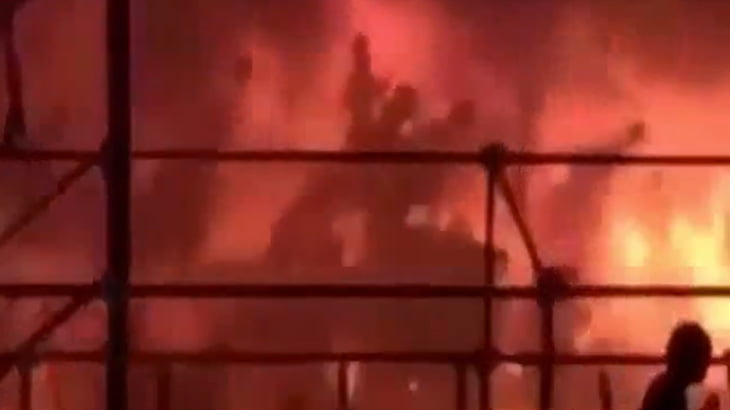 【衝撃映像】ライブ会場が突然、火の海と化してしまうアクシデント。