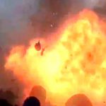 【衝撃映像】爆破された場所に集まった群衆、2つ目の爆発により数名が吹き飛ばされてしまう。