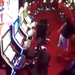 【衝撃映像】カジノで負けすぎた男、他の客を銃で殺してしまう･･･。
