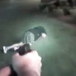 【衝撃映像】連行中の男が銃を取り出したため射殺する警察官のボディカム映像。