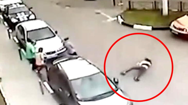 【衝撃映像】通りを歩いてたら突然空から人が降ってきたらトラウマになるわ･･･。