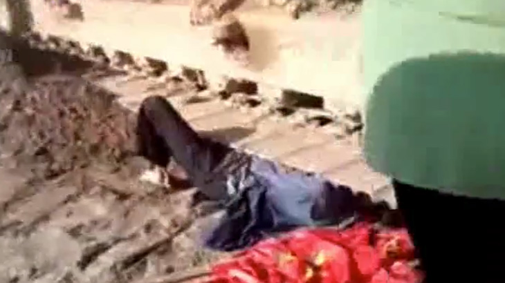 工事に反対していた女性、ショベルカーに轢かれてしまう･･･。