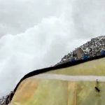 【衝撃映像】エベレストで地震。その数秒後に巨大な雪崩がベースキャンプを襲う恐怖映像。