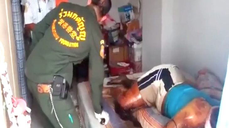 【閲覧注意】自宅のベッドで死亡した男、身体中ウジ虫が這い回るグロ動画･･･。