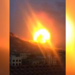 【衝撃映像】空爆された武器庫から大量の弾薬が一斉発射される恐怖映像。