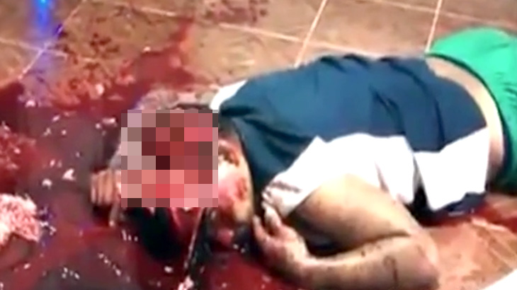 【閲覧注意】つるはしで頭を破壊されてしまった男のグロ動画･･･。