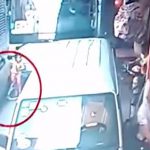 【衝撃映像】キックスクーターで遊んでいた女の子、暴走したバスに轢かれて死亡･･･。