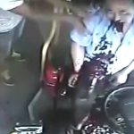 【衝撃映像】突然、大量の血を吐き出すバスの運転手。