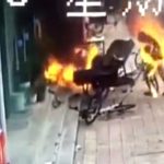 【衝撃映像】中国にて、謎の爆発により男女が火だるまになってしまうアクシデント。