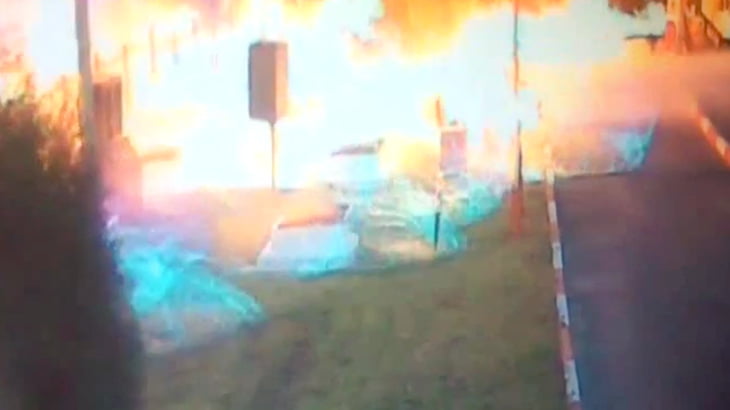 【衝撃映像】ガソリンスタンドが大爆発する瞬間、怖すぎる･･･。