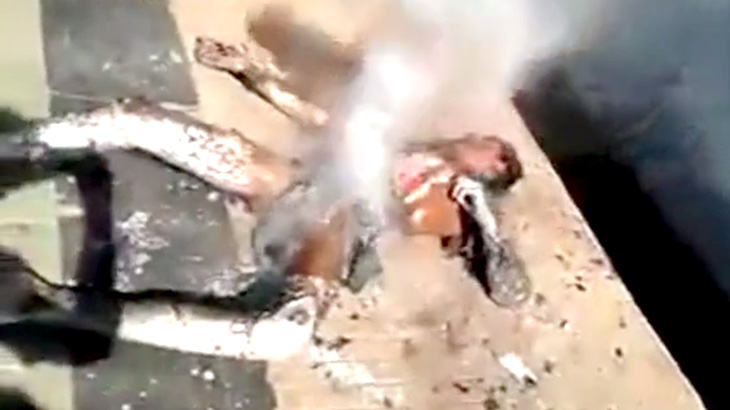 【閲覧注意】駅で感電した男の身体から延々と白い煙が･･･。