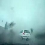 【衝撃映像】前を走る車が竜巻に吸い込まれてしまう恐ろしい映像･･･。