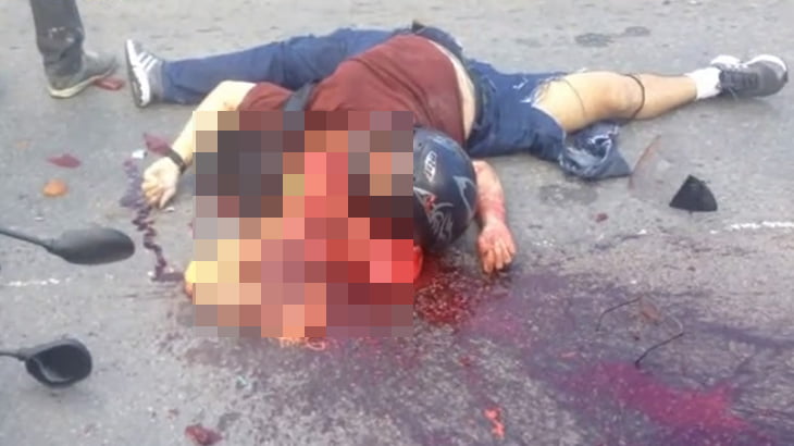 【超！閲覧注意】バイク事故で死亡した男、切断された首から内臓が飛び出してしまったグロ動画･･･。