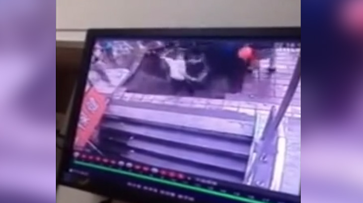 【衝撃映像】中国、歩道が突然陥没してしまう･･･。