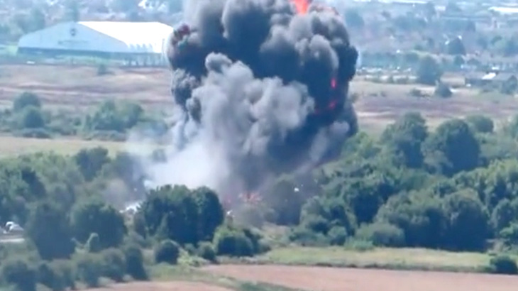 【衝撃映像】航空ショー中に飛行機が墜落。7名が死亡したアクシデント。