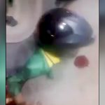 【閲覧注意】トラックのタイヤで内臓を絞り出されてしまった男性のグロ動画。