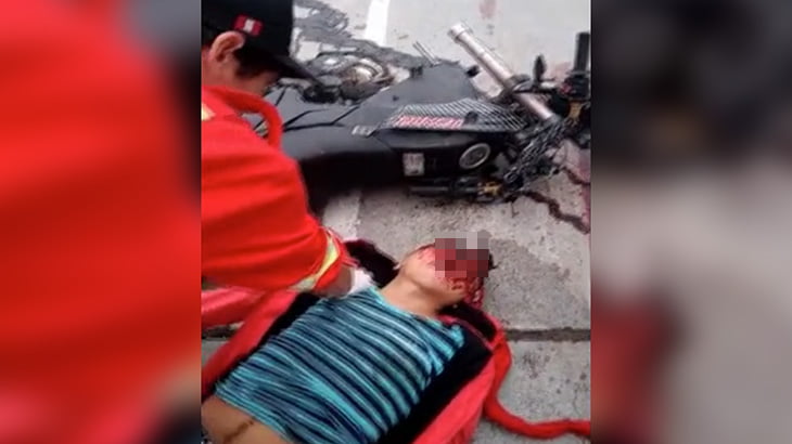 【閲覧注意】バイクに乗っていた男性、事故で頭が割れて死亡したグロ動画。