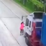 【衝撃映像】トラックにわざと轢かれて自殺する女･･･。