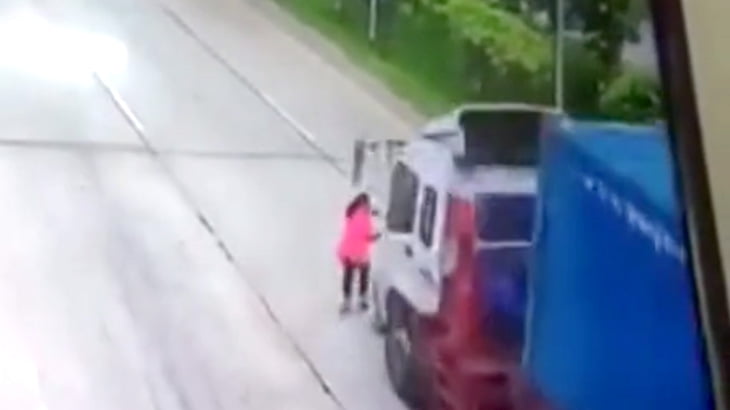 【衝撃映像】トラックにわざと轢かれて自殺する女･･･。