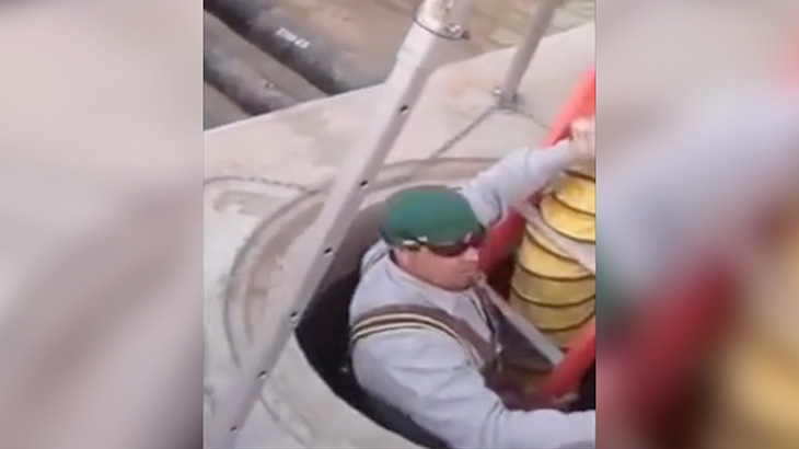 【衝撃映像】マンホール内で作業中の男性、突然の爆発で吹き飛ばされてしまう･･･。