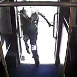 【衝撃映像】踏切で立ち往生したバスと列車の衝突。間一髪逃げ出す乗客たち。