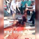 【閲覧注意】トラックに轢かれてグチャグチャになった男の死体を回収するグロ動画･･･。