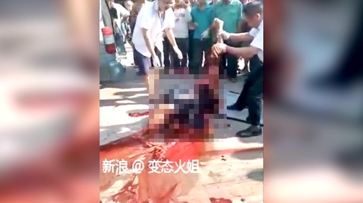 【閲覧注意】トラックに轢かれてグチャグチャになった男の死体を回収するグロ動画･･･。