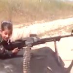 【衝撃映像】まだ幼い女の子に機関銃を撃たせる父親。