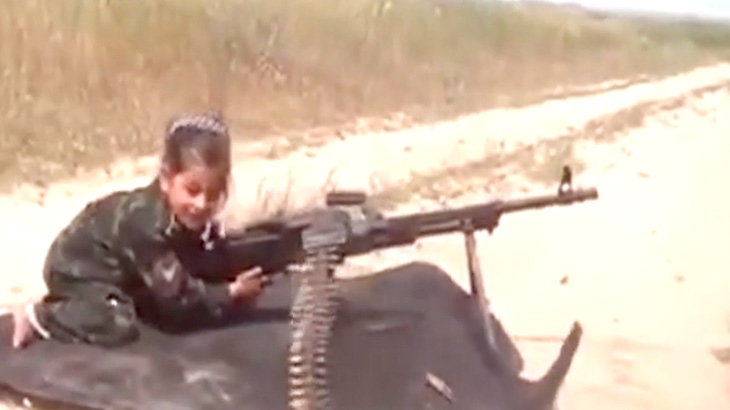 【衝撃映像】まだ幼い女の子に機関銃を撃たせる父親。