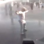 デモに参加した男、放水車に吹き飛ばされてノックアウト。