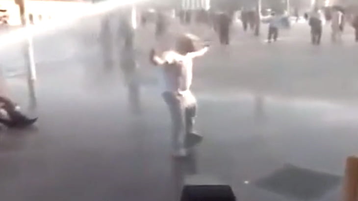 デモに参加した男、放水車に吹き飛ばされてノックアウト。