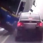 【衝撃映像】信号待ちの車がタンクローリーに潰されてしまう瞬間。