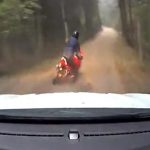 【衝撃映像】ナンバープレートの無いバイクで走っていた男、パトカーから逃げるも事故ってしまう。