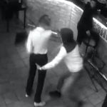 バーで酔っ払った男、女性店員にセクハラしようとするも張り倒されてしまう。