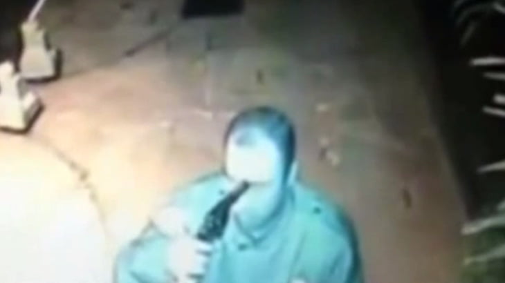 【閲覧注意】拳銃自殺する男。動画2本。