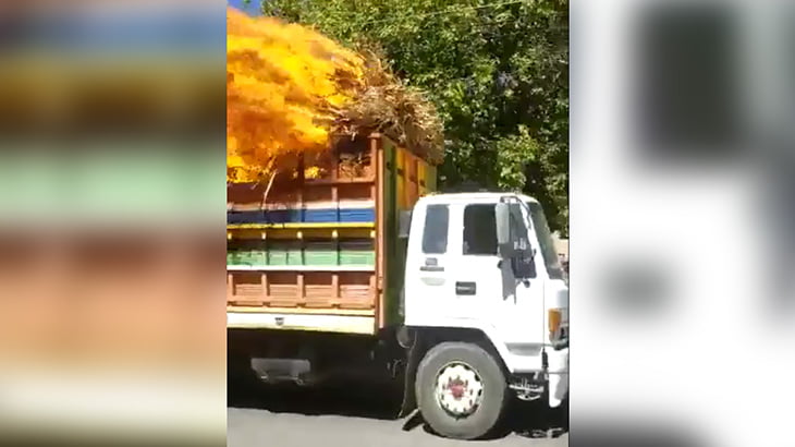 【衝撃映像】荷台が燃えているのに走行を続けるトラック。