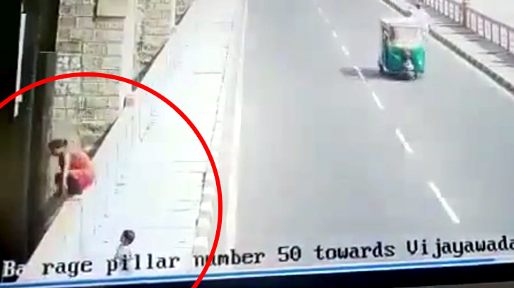 【衝撃映像】まだ幼い我が子を残して突然、橋から身を投げて死んだ女性。