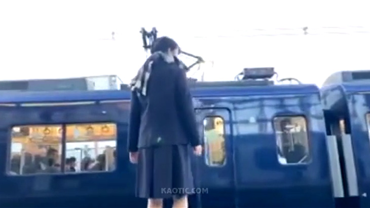 【衝撃映像】横浜市瀬谷駅で飛び込み自殺をTwitterで配信した女子高生の映像。