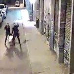 【衝撃?像】容疑者の男を必要以上に殴りまくる警察官。